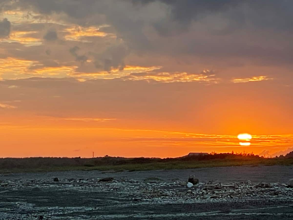海岸の朝日